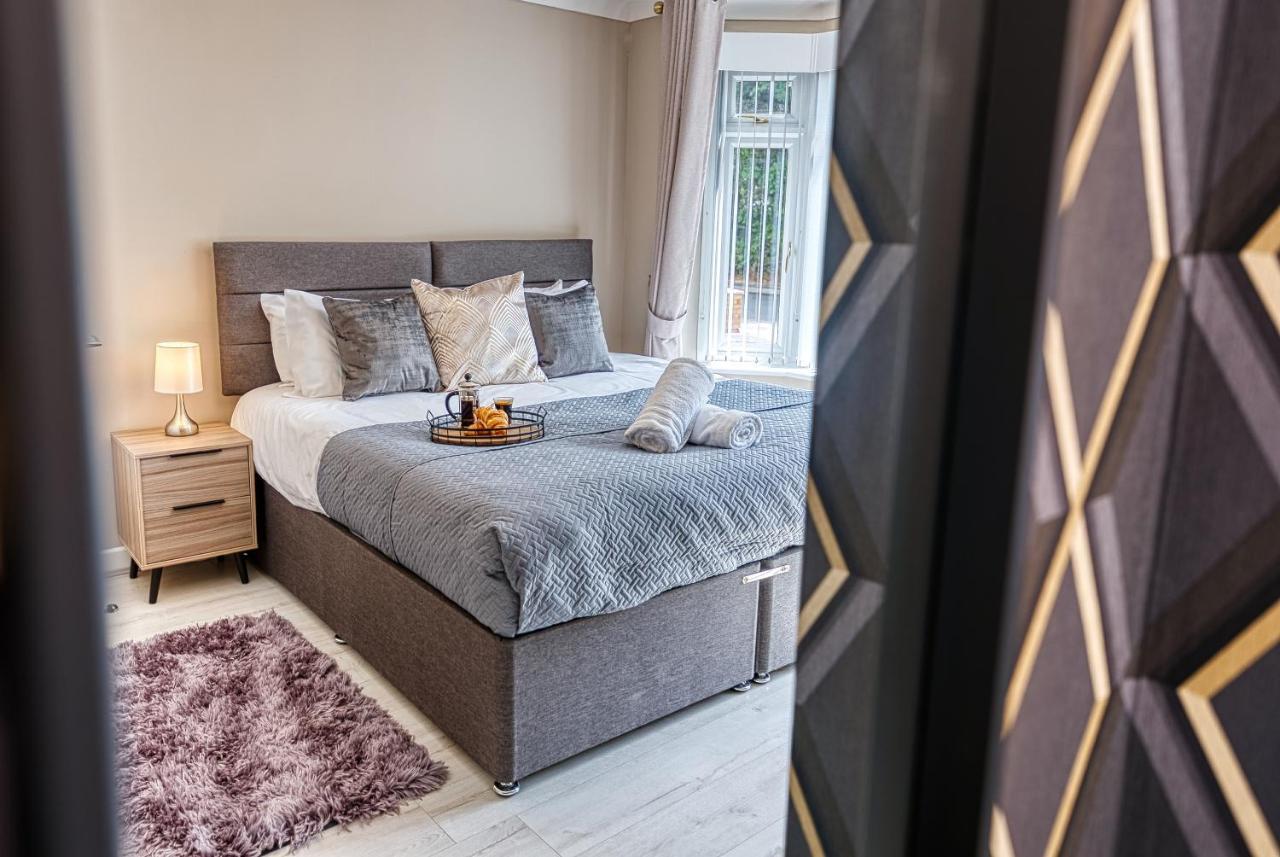 Elegant 5 Bed House - Sleeps 9, Central Solihull, Nec, Jlr, Hs2, Resorts World, Airport Business And Leisure Stays, 외부 사진