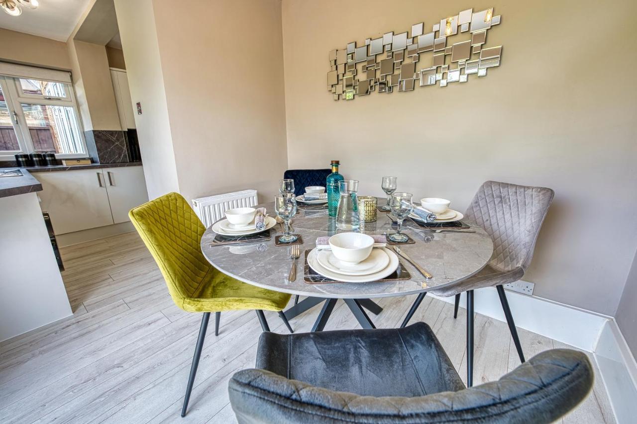 Elegant 5 Bed House - Sleeps 9, Central Solihull, Nec, Jlr, Hs2, Resorts World, Airport Business And Leisure Stays, 외부 사진