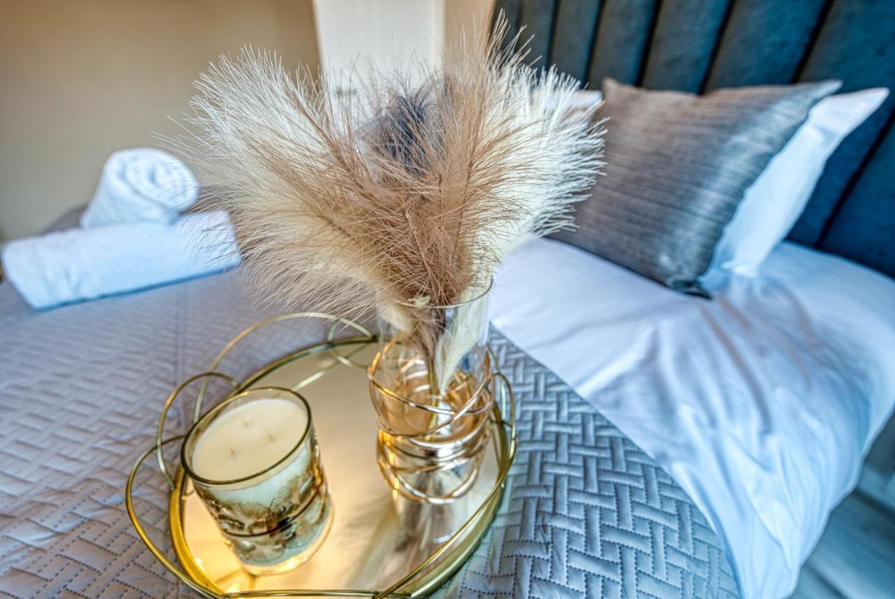 Elegant 5 Bed House - Sleeps 9, Central Solihull, Nec, Jlr, Hs2, Resorts World, Airport Business And Leisure Stays, 외부 사진
