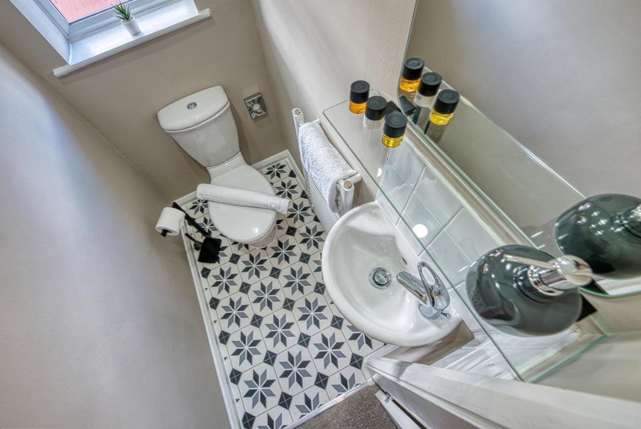 Elegant 5 Bed House - Sleeps 9, Central Solihull, Nec, Jlr, Hs2, Resorts World, Airport Business And Leisure Stays, 외부 사진
