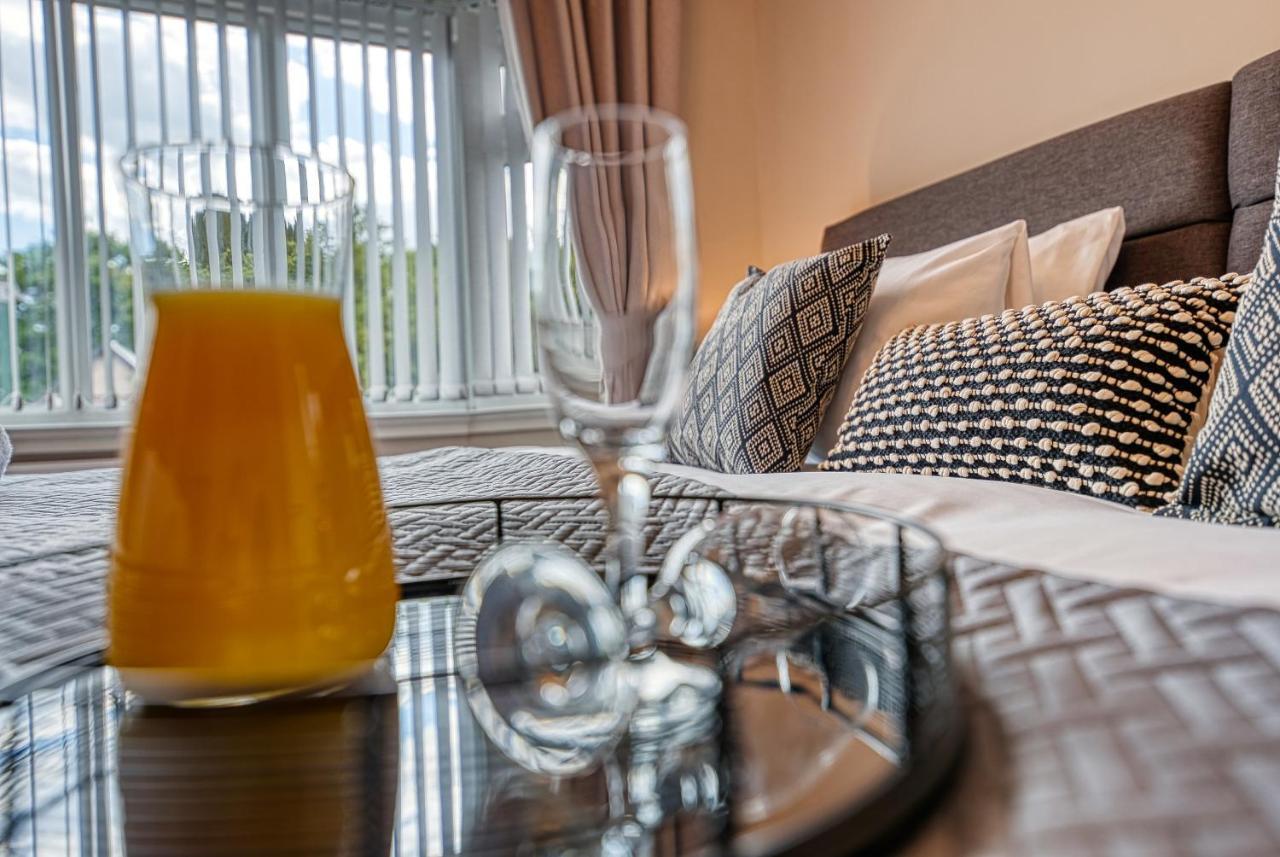 Elegant 5 Bed House - Sleeps 9, Central Solihull, Nec, Jlr, Hs2, Resorts World, Airport Business And Leisure Stays, 외부 사진