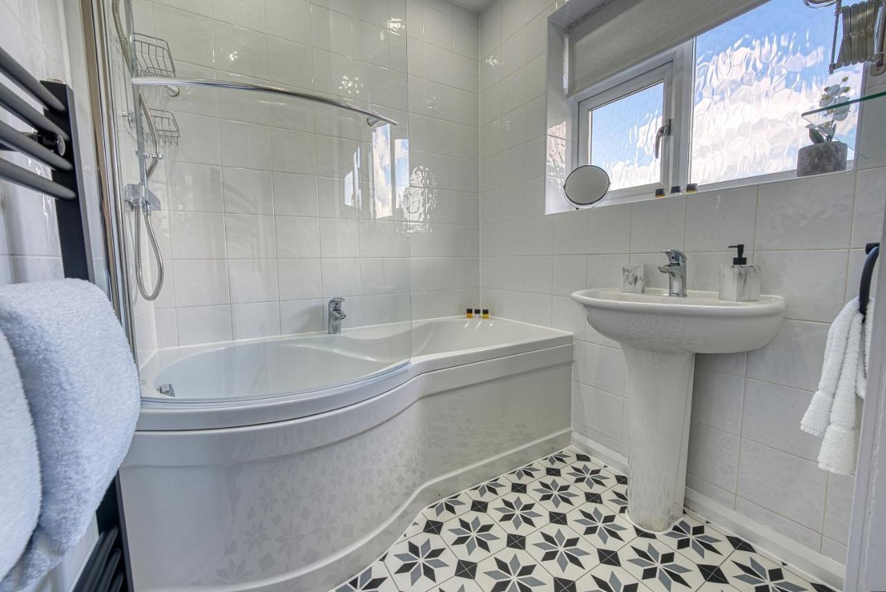 Elegant 5 Bed House - Sleeps 9, Central Solihull, Nec, Jlr, Hs2, Resorts World, Airport Business And Leisure Stays, 외부 사진