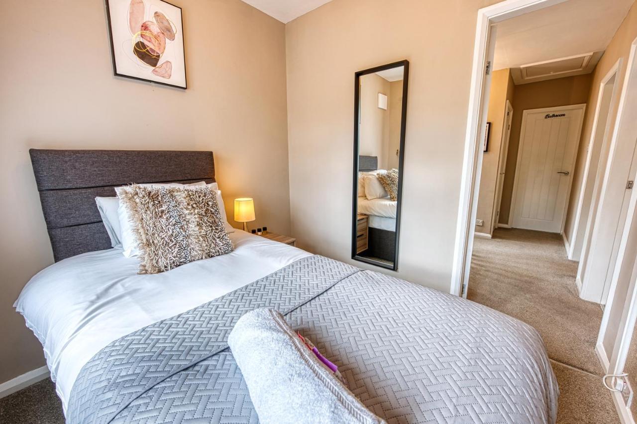 Elegant 5 Bed House - Sleeps 9, Central Solihull, Nec, Jlr, Hs2, Resorts World, Airport Business And Leisure Stays, 외부 사진
