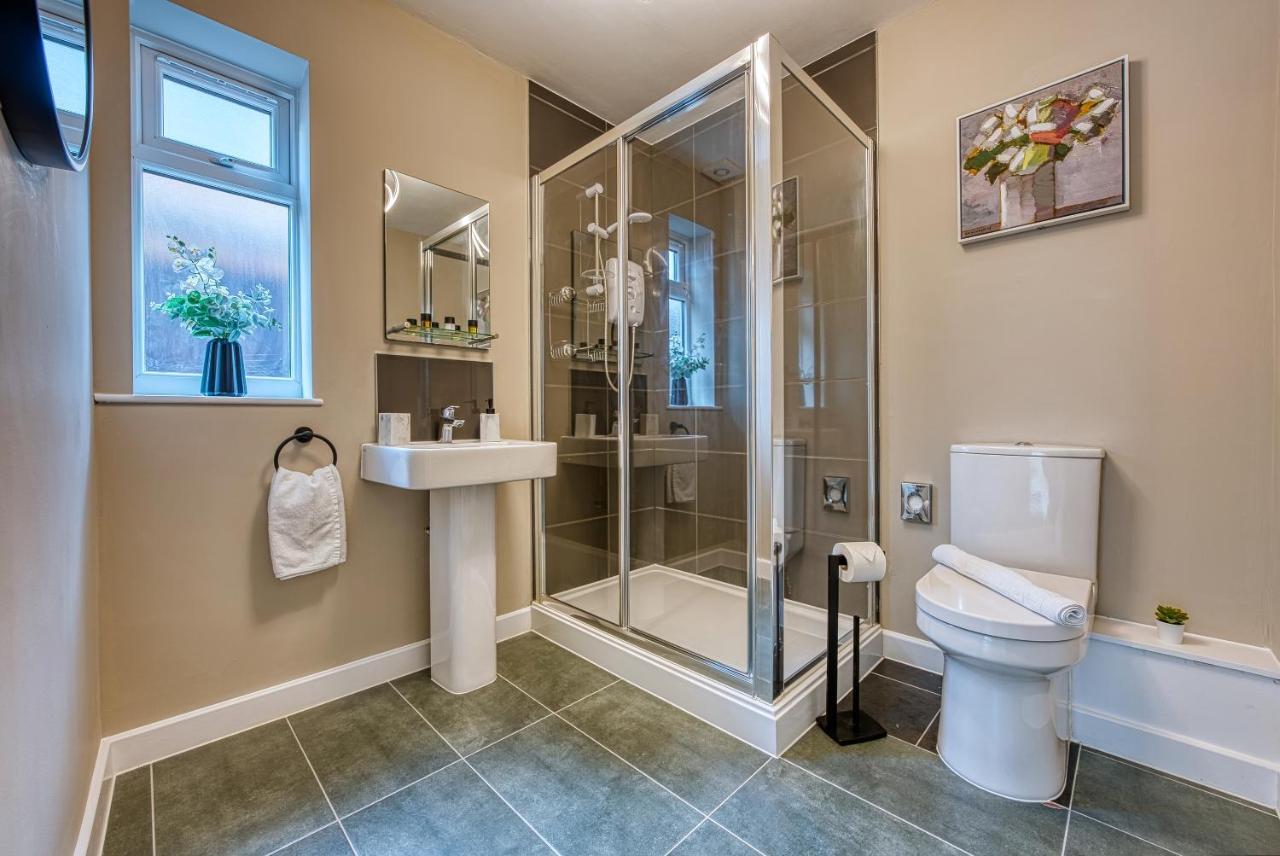 Elegant 5 Bed House - Sleeps 9, Central Solihull, Nec, Jlr, Hs2, Resorts World, Airport Business And Leisure Stays, 외부 사진